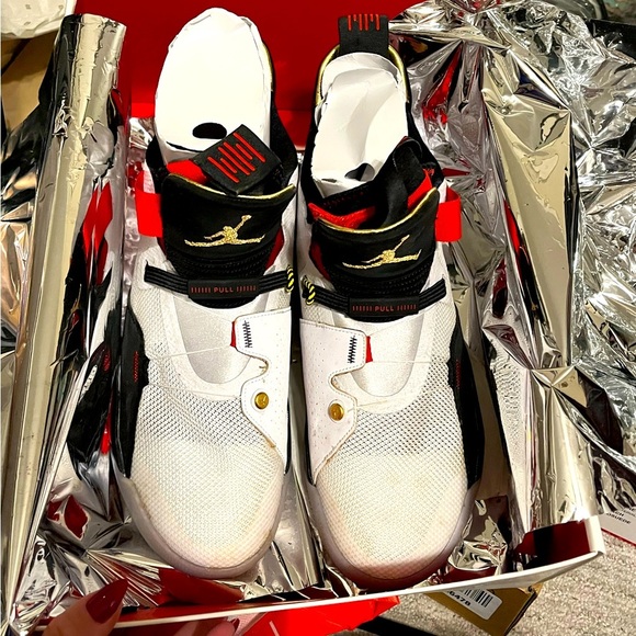 JORDAN XXXIII 12 White Metalic gold black mens 10 main image 15